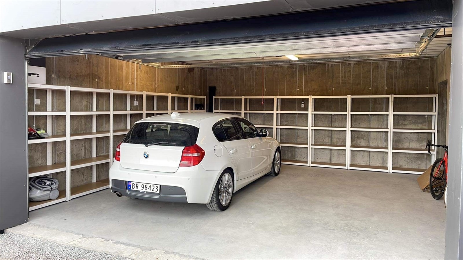 Her er det eksepsjonelt god lagringsplass i medfølgende hyller, samt i boden innenfor. Galleribilde