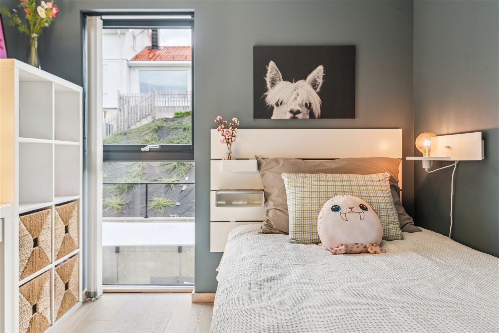 Det store vinduet vender mot baksiden av huset. Alle soverom har solskjerming fra Norsol for optimal komfort. Galleribilde