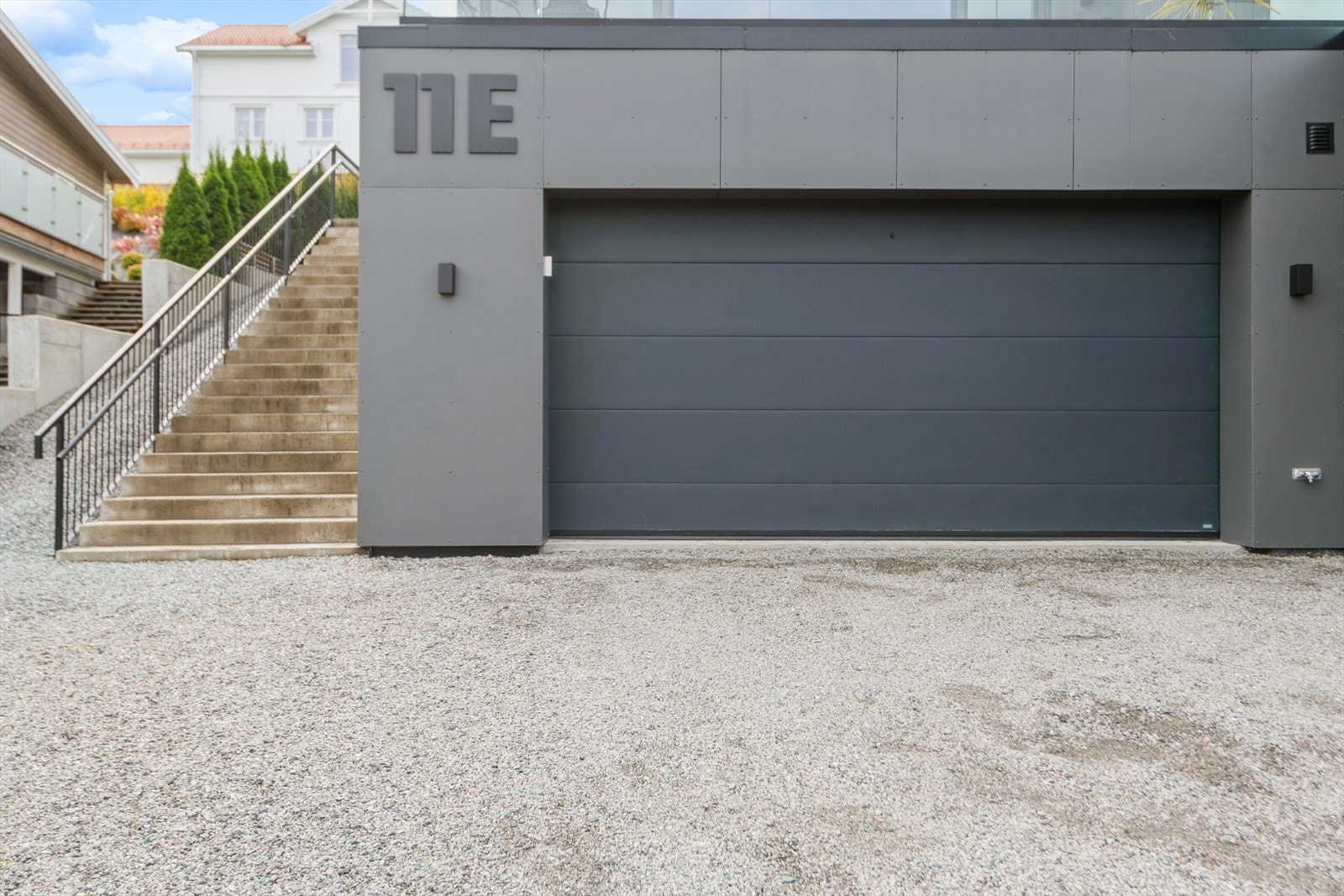 Isolert dobbelgarasje med motorisert port og mulighet for lader til elbil. Galleribilde