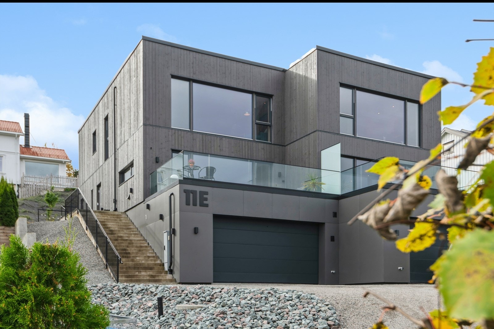 Enhetene ligger forskutt i forhold til hverandre og har private utearealer med innganspartiene på hver sin langside. (Varme i trapp) Galleribilde