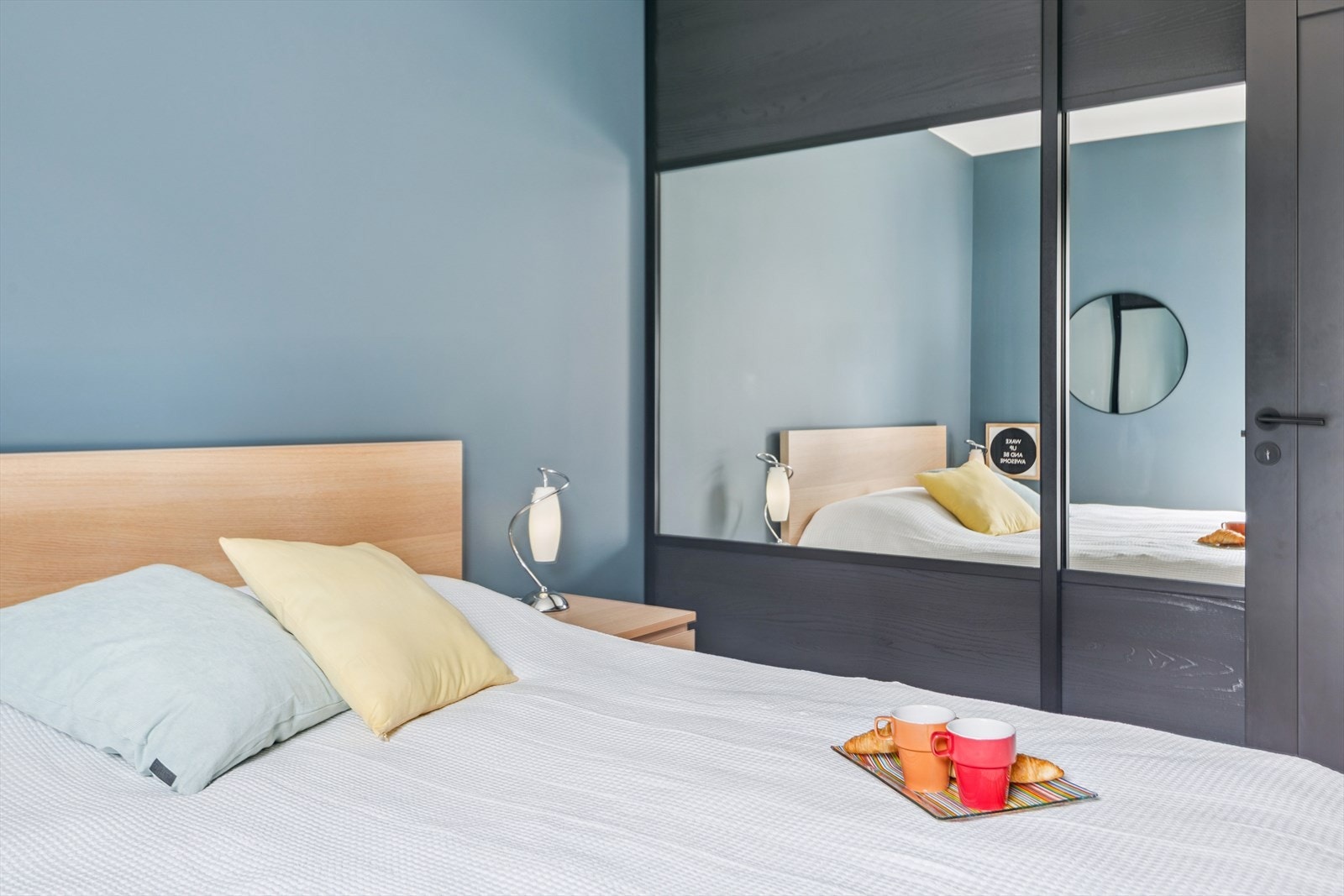 Her er det en romslig skyvedørsgarderobe med speil som gir ekstra god romfølelse. Galleribilde