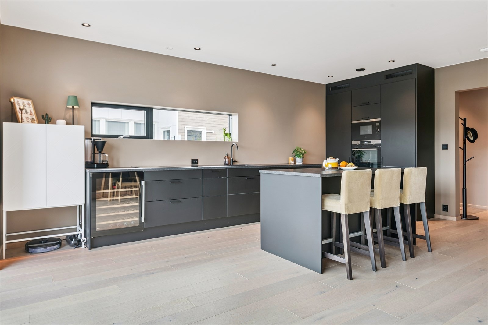 Fra raske hverdagsmåltider til lange middager. Kjøkkenet er tilrettelagt for alle anledninger. Galleribilde