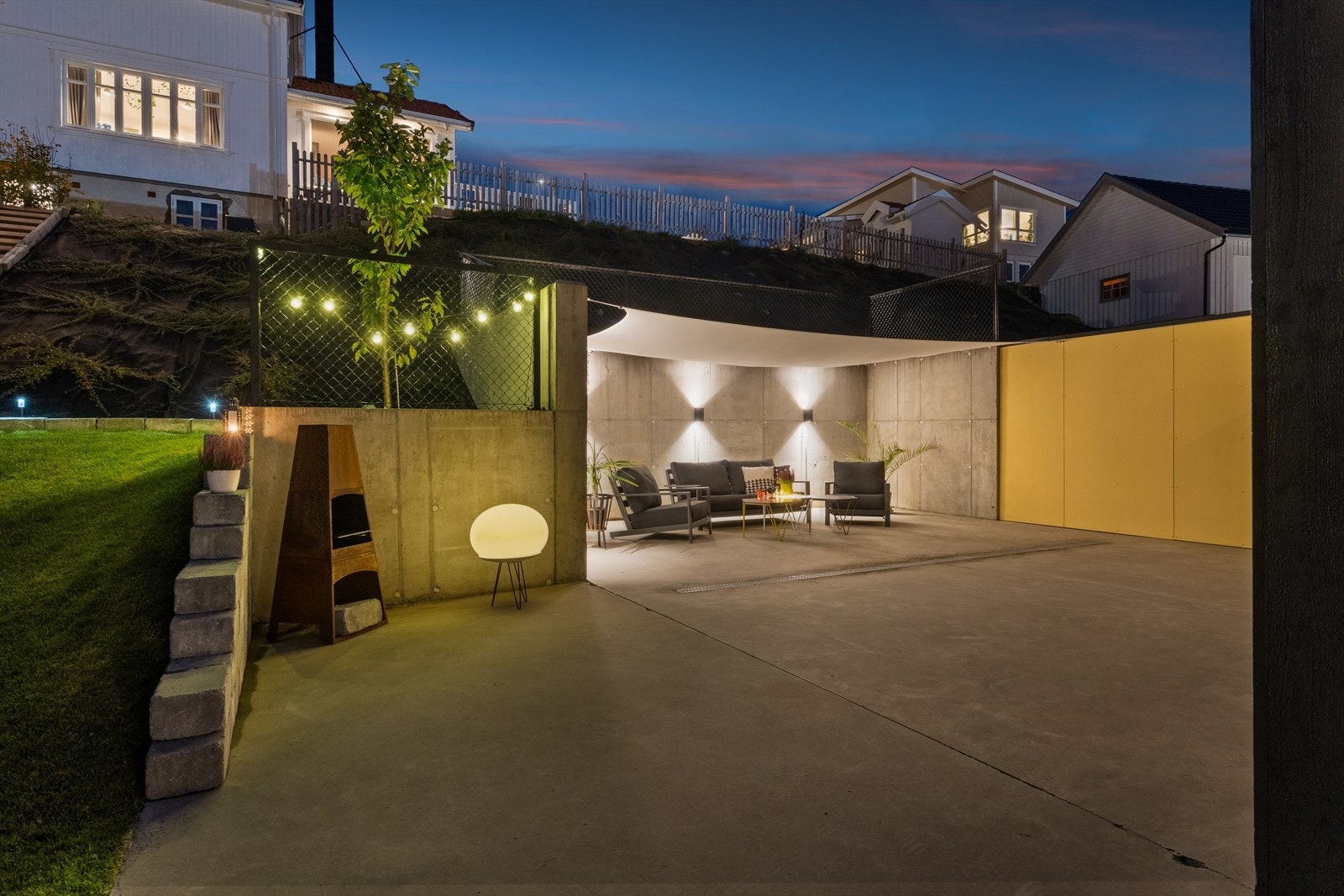 Bakgården med høy skillevegg mot naboen gir en urban følelse og det tar bare 10 min å gå til togstasjonen i sentrum. Galleribilde