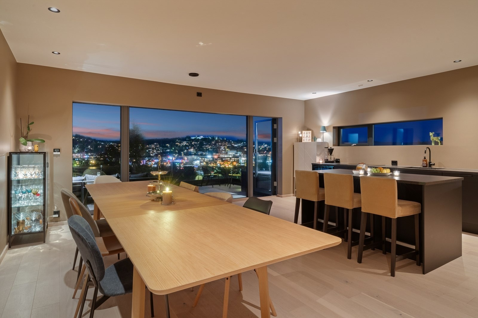 Her får du et kjøkken/allrom som kombinerer funksjon og atmosfære - perfekt for store og små anledninger. Galleribilde