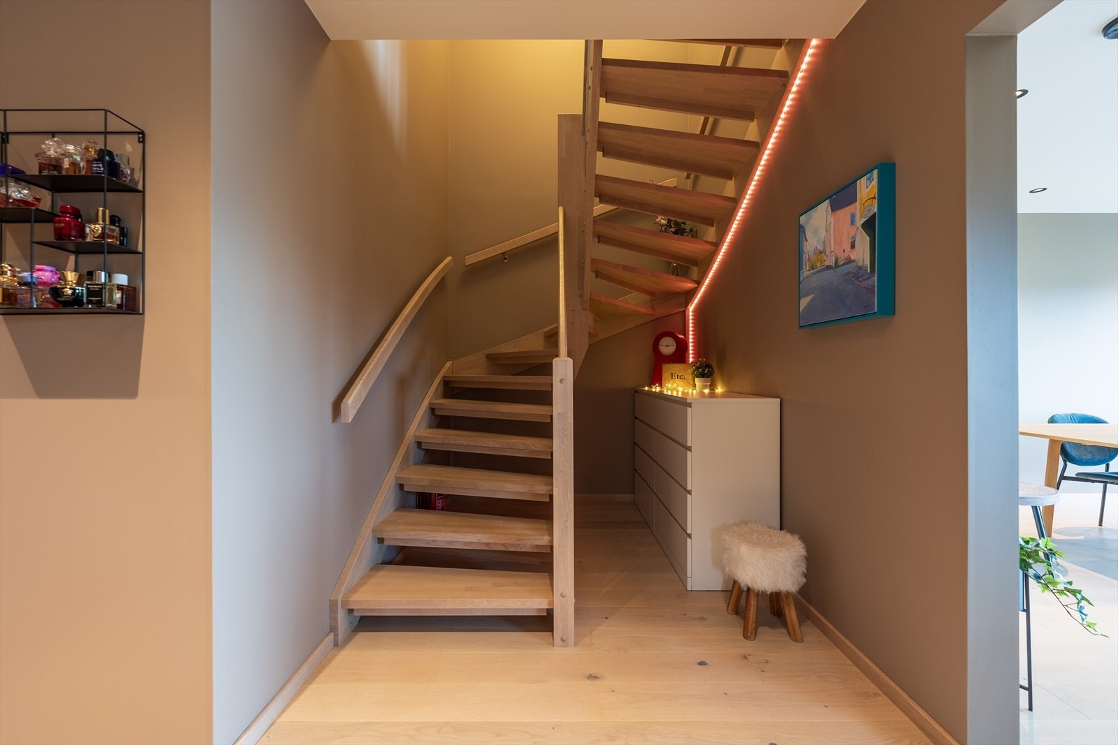 En flott eiketrapp fører deg opp til boligens 2. etasje. Galleribilde