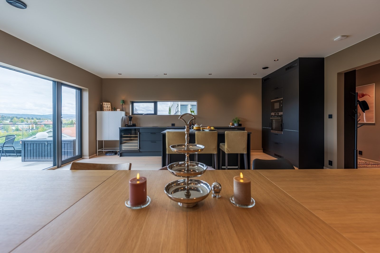 Te for to eller middag for mange. Gode smaker møter nye venner. Det begynner på kjøkkenet. Med friske råvarer, en klype inspirasjon og en smule kreativitet. Galleribilde