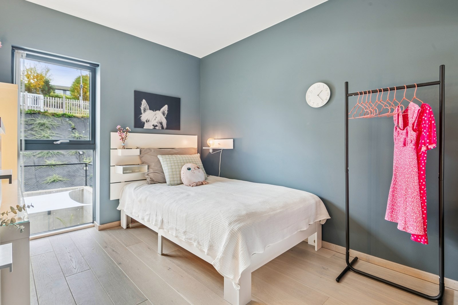 Romslig soverom med plass til både seng og arbeidsplass. Praktisk Elfa skyvedørsgarderobe med speilfronter. Galleribilde