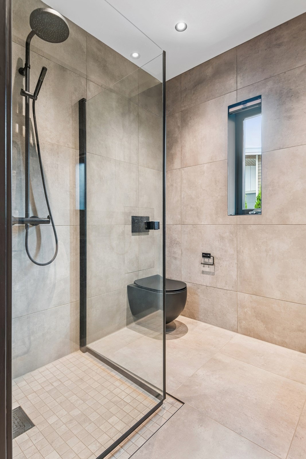 Badene er flislagt med lekre 60x60 fliser og har praktiske innfellbare dusjvegger. Galleribilde