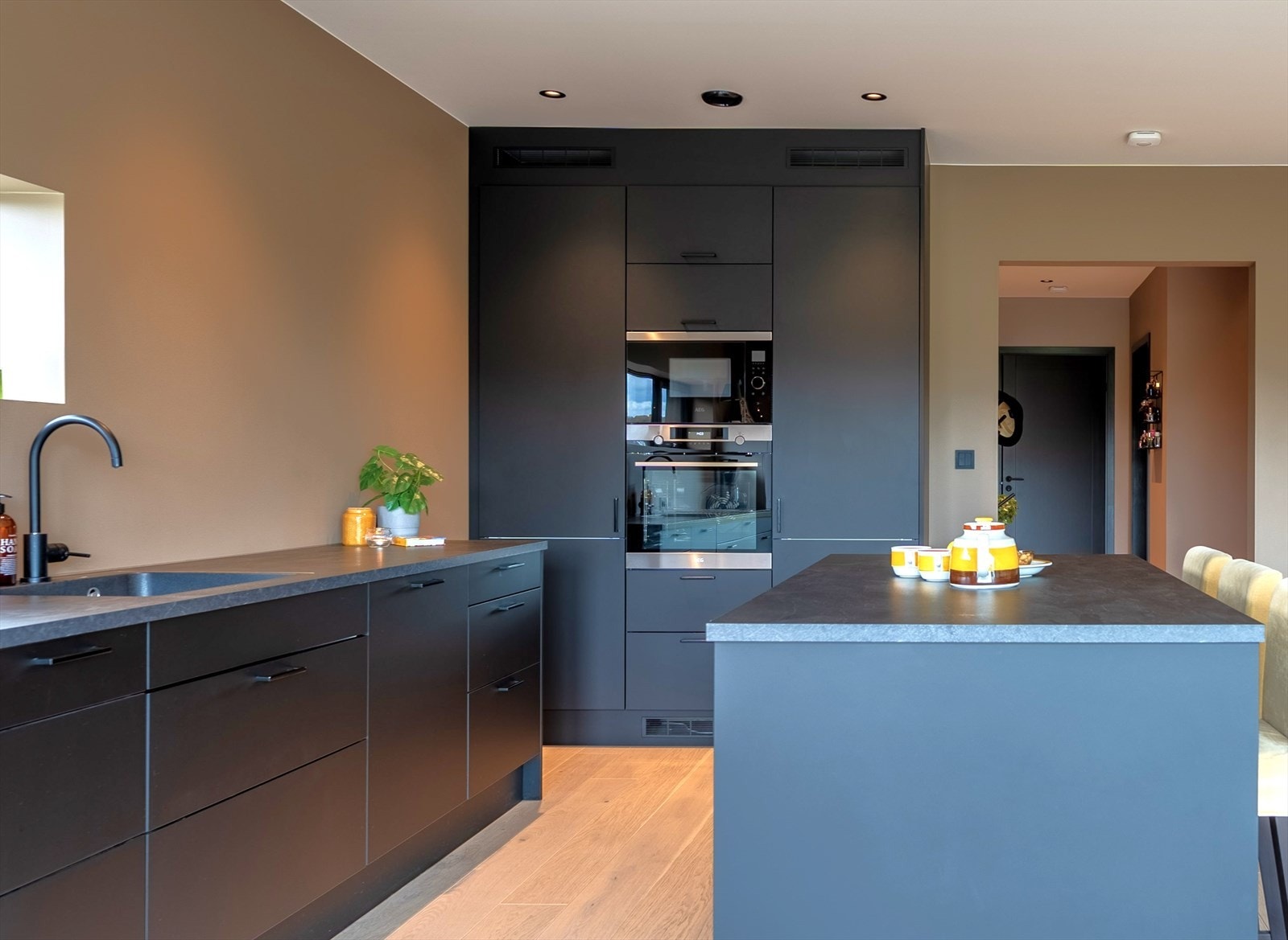 Innredning i lekker design fra Designa med integrert stekeovn, mikrobølgeovn, platetopp med nedfelt ventilator, oppvaskmaskin, kjøleskap, fryseskap og vinskap. Galleribilde