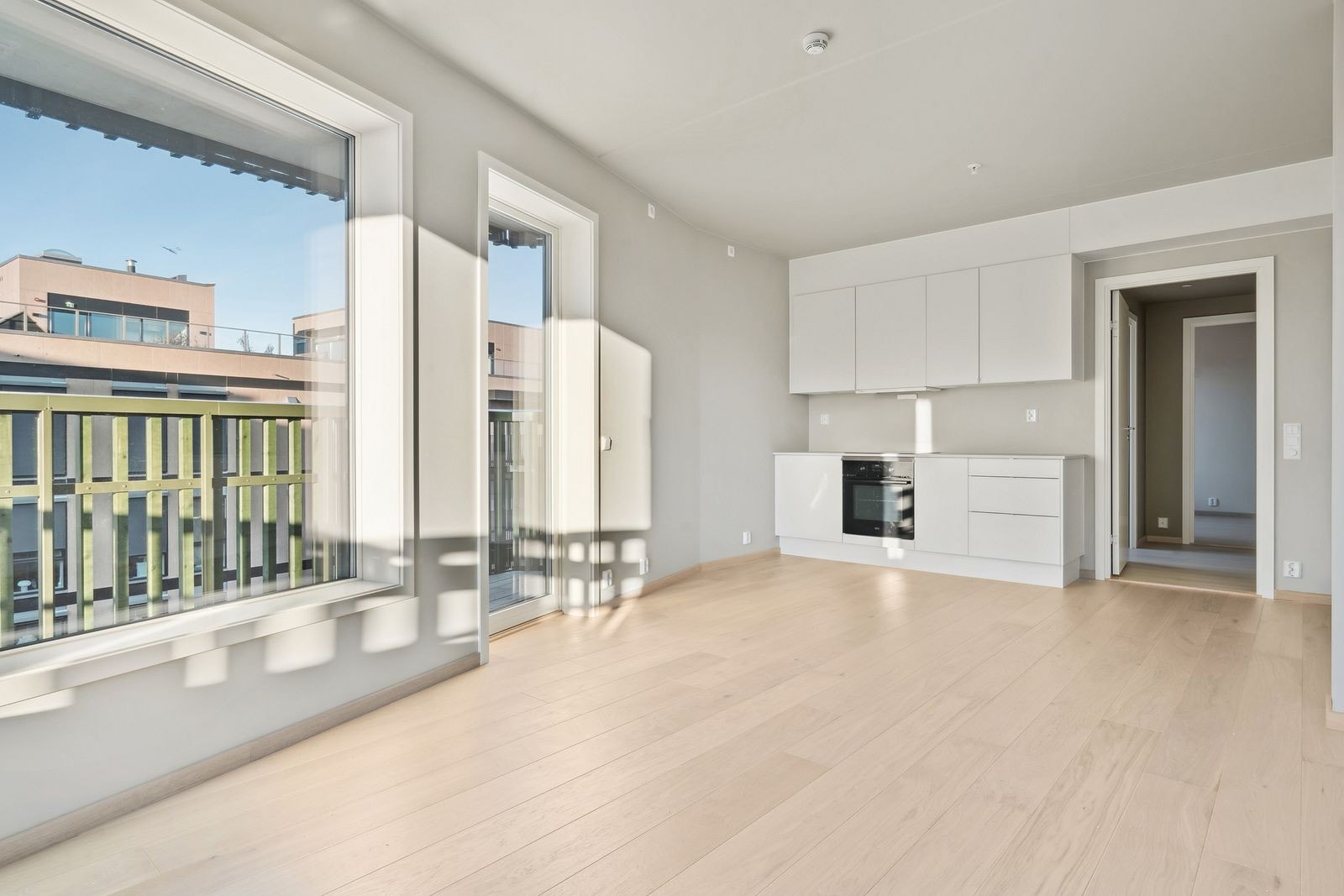 Stue med direkte utgang til romslig balkong. Galleribilde