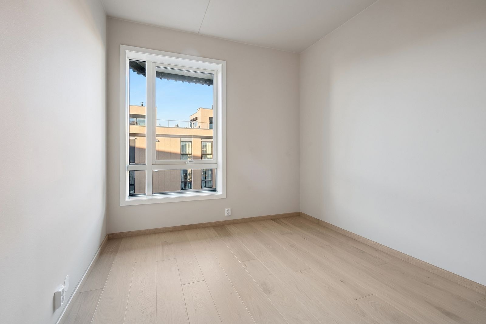 Leiligheten har gjennomgående lyse overflater og pen parkett. Galleribilde