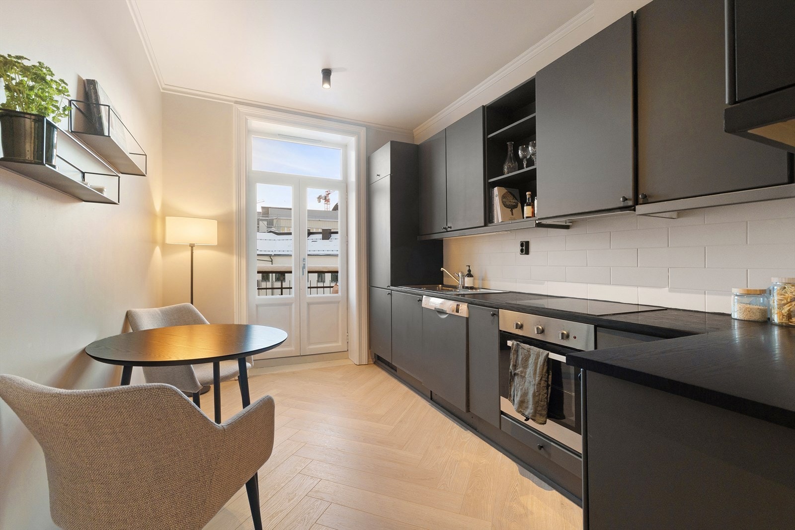 En separat kjøkkensone med romslig og praktisk arbeidsplass, ideell for tilberedning av hyggelige måltider. Galleribilde