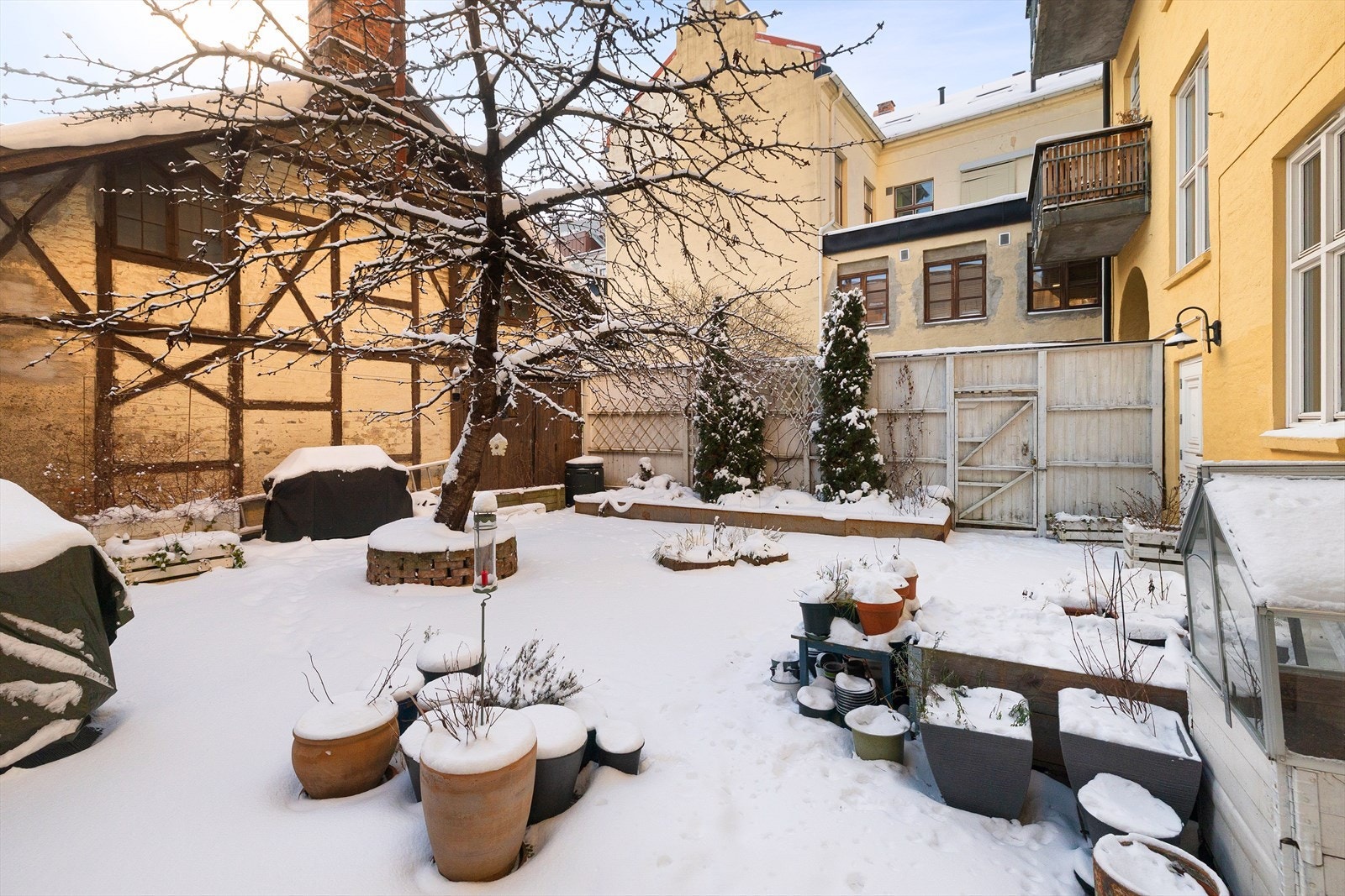 Behagelig bakgård der man kan nyte fine sommerdager. Galleribilde