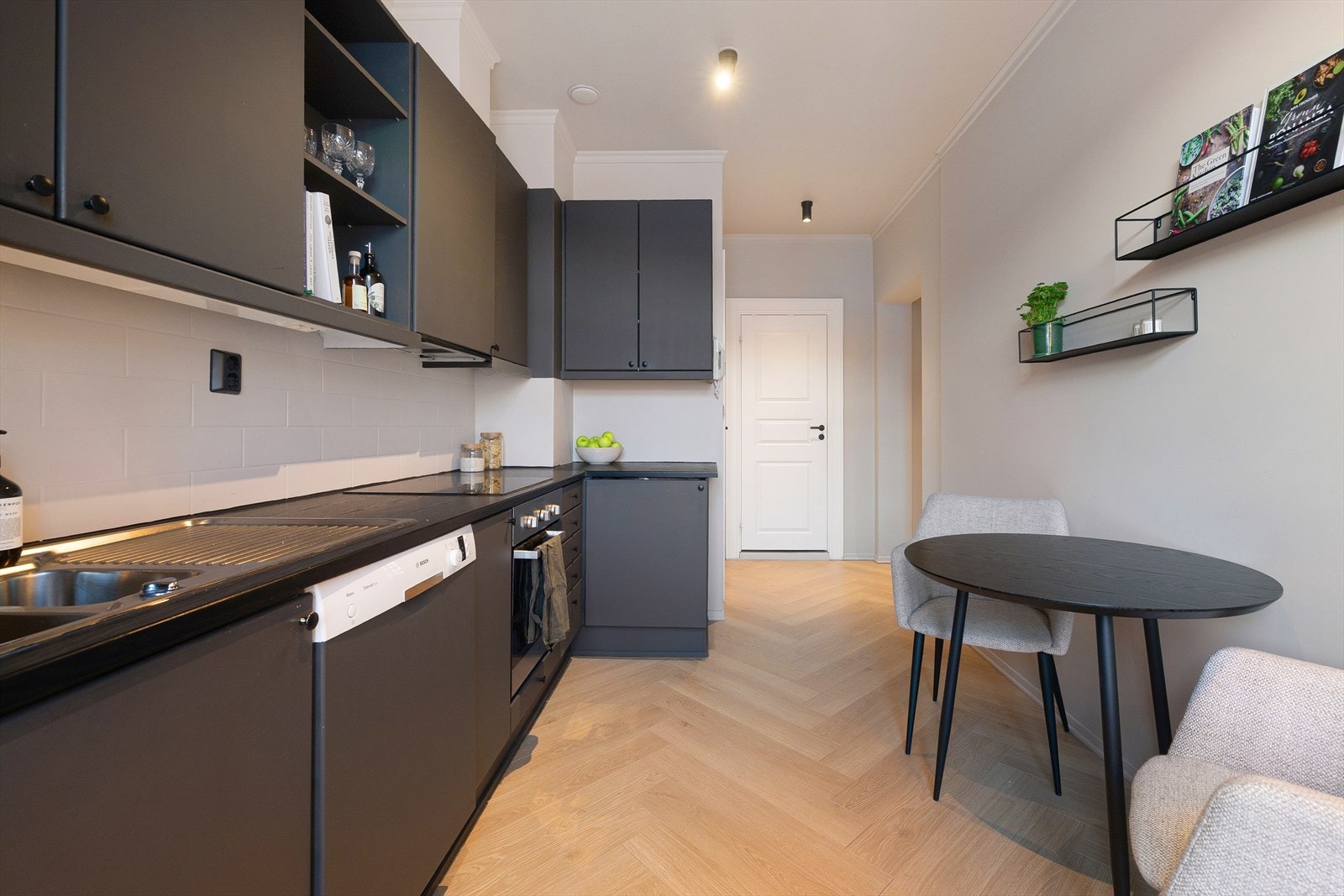 På kjøkkenet har man mulighet å danne en hyggelig spisesone. Galleribilde