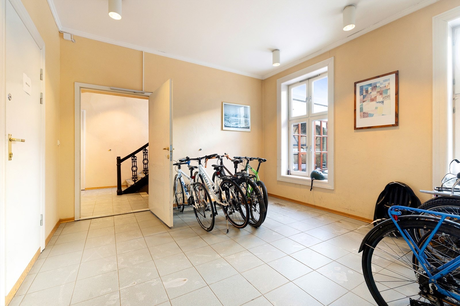 I første etasje har bygget et felles sykkelrom man kan benytte seg av. Galleribilde