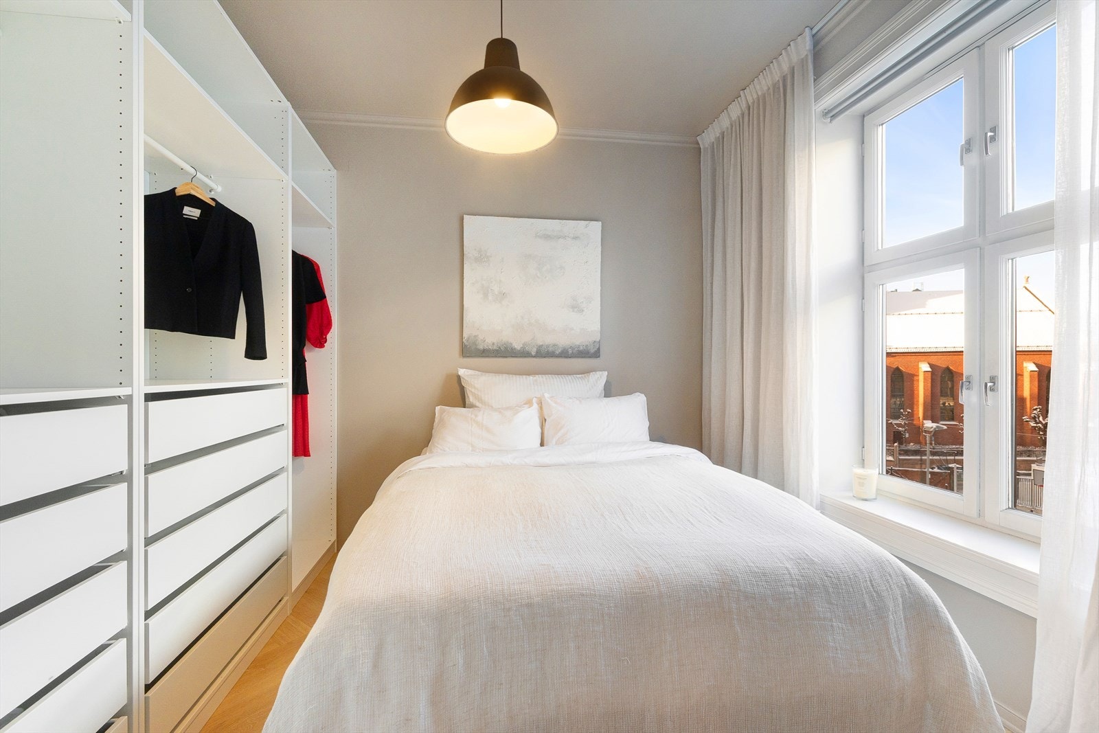 Soverommet er romslig og har god plass til dobbeltseng. Galleribilde