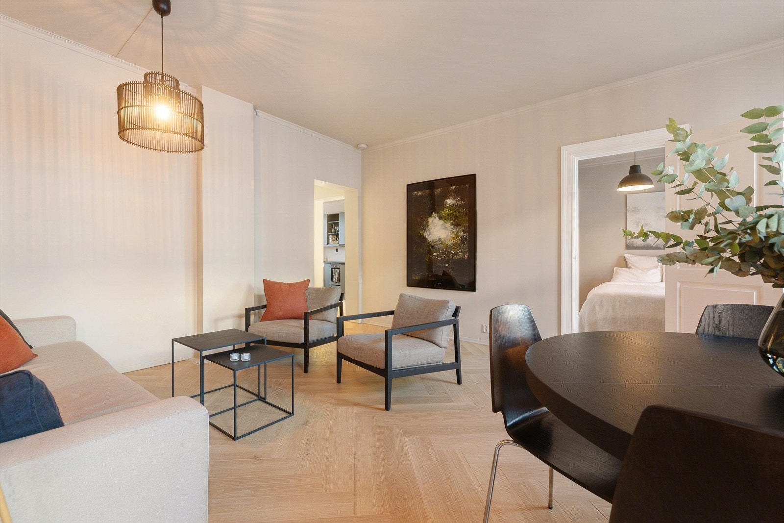 Stuen inneholder pipeløp som gir deg mulighet å etablere peis. Galleribilde