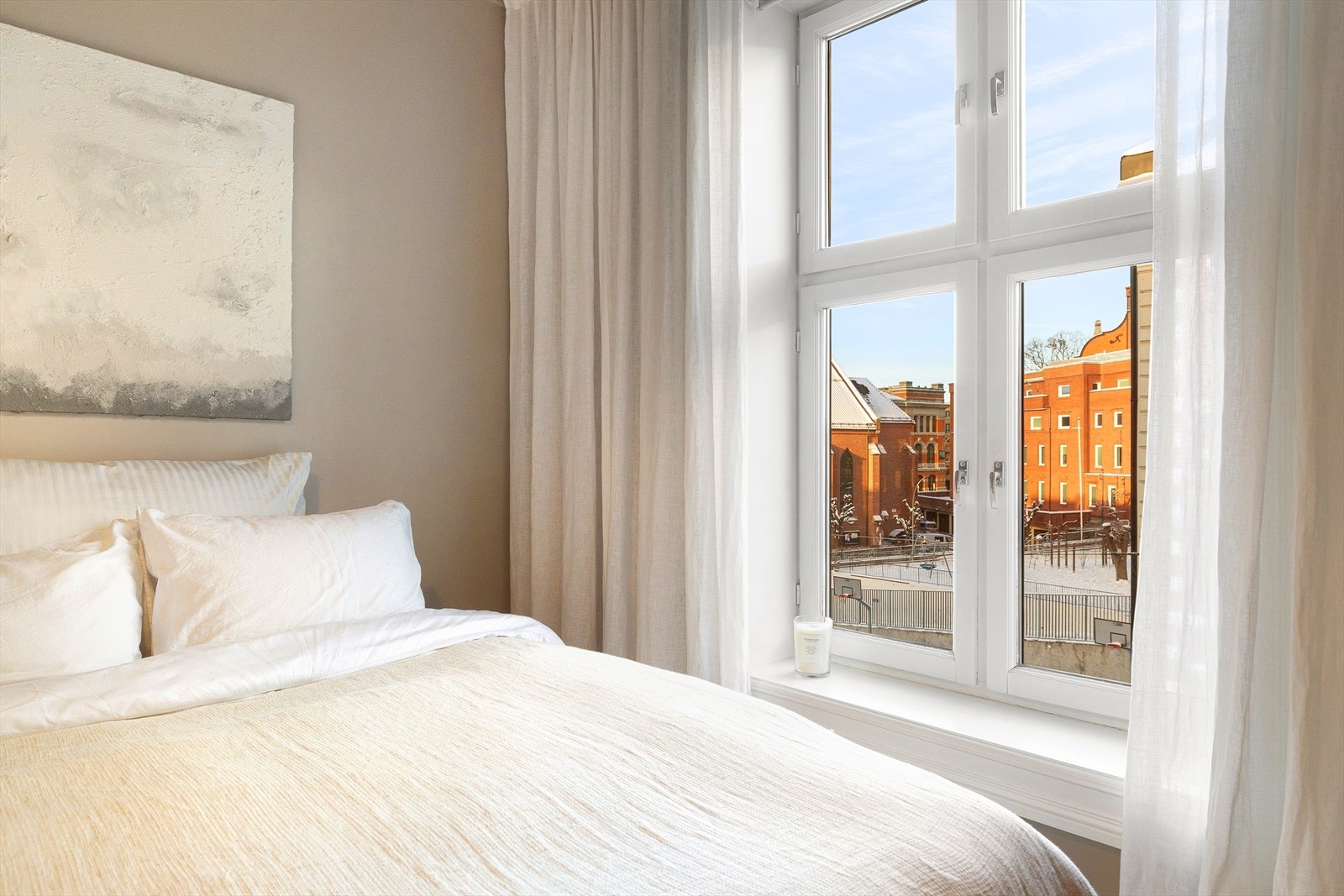 Rommet vender mot rolig gate, noe som bidrar til en stille og behagelig atmosfære. Galleribilde