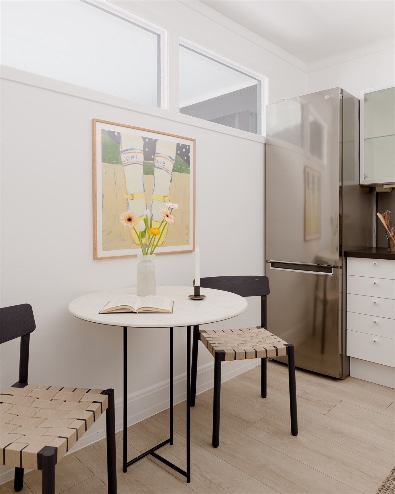 Kjøkkenets størrelse gir god plass til egen spisegruppe - her kan frokosten nytes. Galleribilde