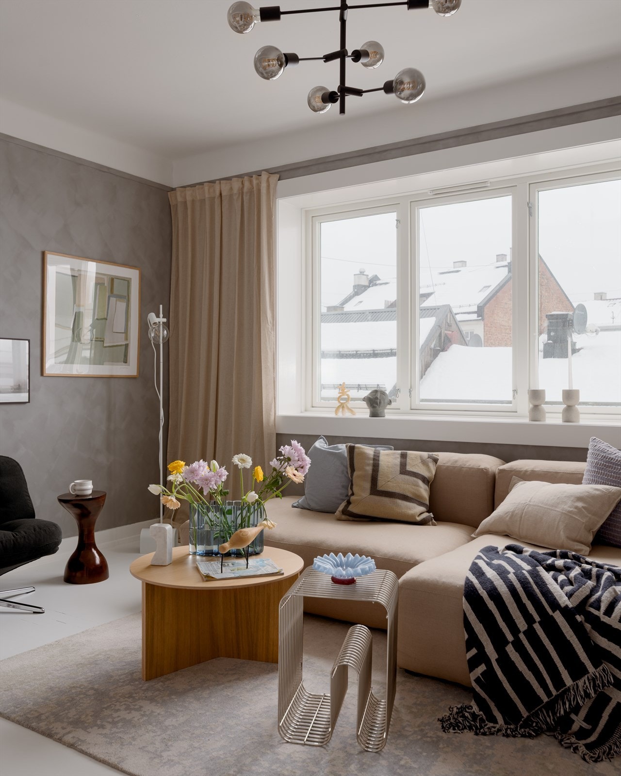 Stuen er godt tilpasset sosialt liv, og gir god plass til både sofakrok og spisebord. Galleribilde