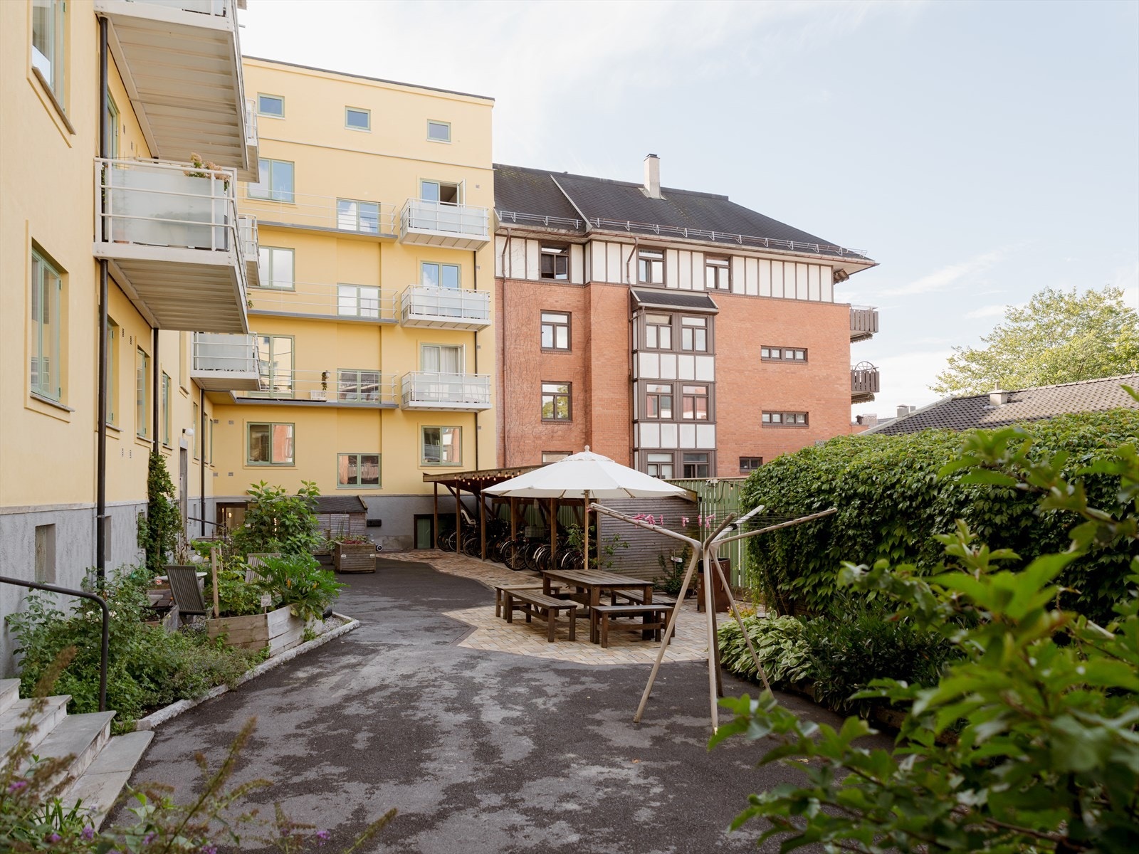 Bygården er velholdt og plassert i et rolig område med hyggelige fellesarealer. Her finner du en lun atmosfære, med grønne soner som gir et trivelig bomiljø. Galleribilde