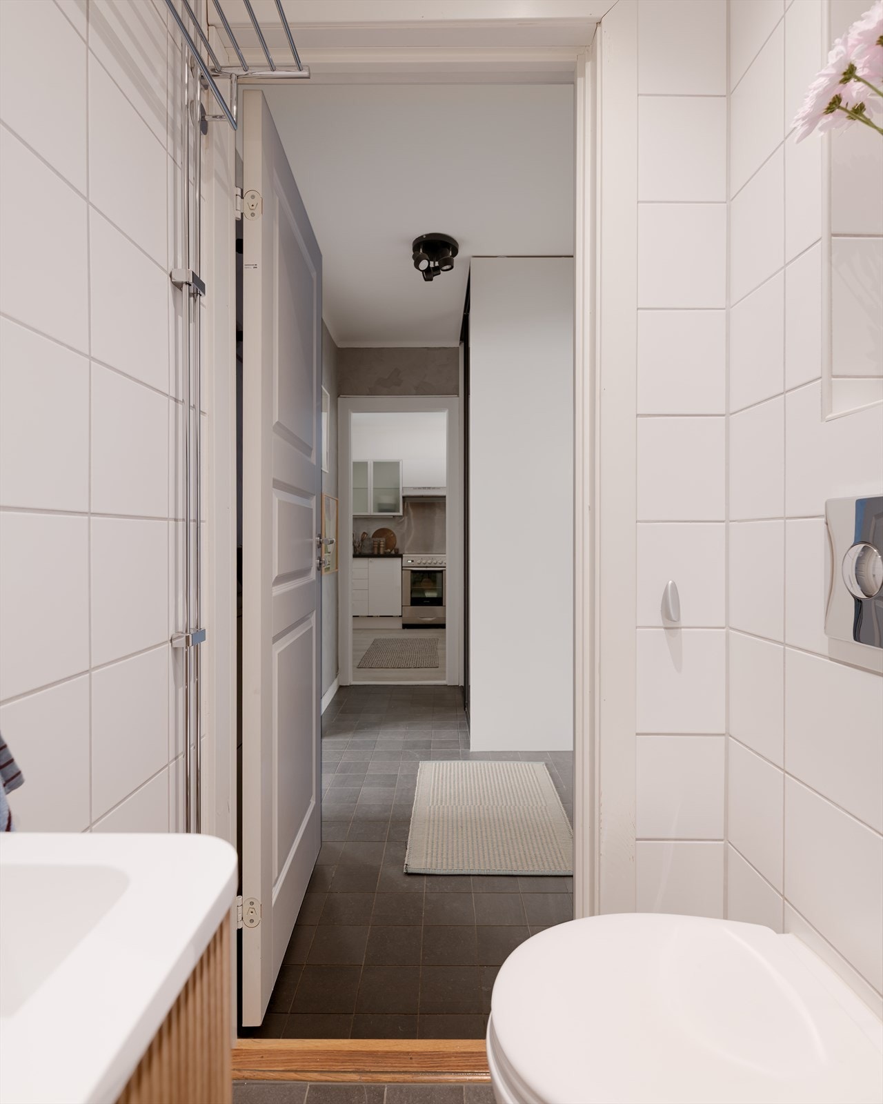 Badet er innredet med servant, vegghengt toalett og dusjhjørne med dører i herdet glass. Borettslaget har egen vaskekjeller. Galleribilde