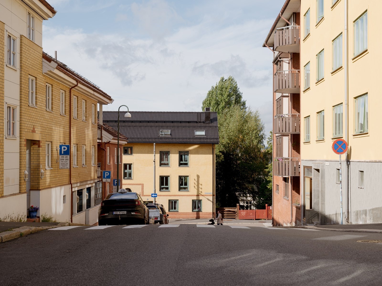 Eiendommen har en attraktiv beliggenhet, omgitt av klassiske bygårder og trivelige gater. Dette er et område med særpreg og sjel, hvor du får en følelse av å bo i en levende og autentisk bydel. Galleribilde