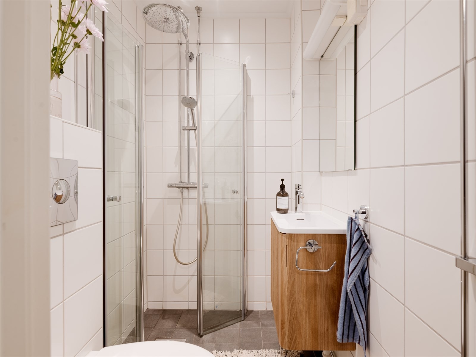 Lyst og tidløst fligslagt baderom, som ble rehabilitert i 2005 i regi av borettslaget. I 2018 ble det lagt ny varmekabler og fliser på gulvet. Galleribilde