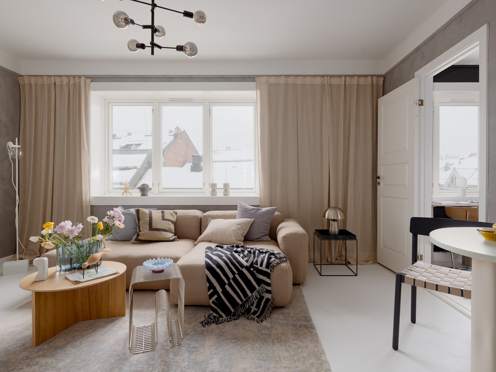 Kombinasjonen av store vindusflater på rekke og rad, og en takhøyde på 2,58 meter, gir en luftig atmosfære. Galleribilde