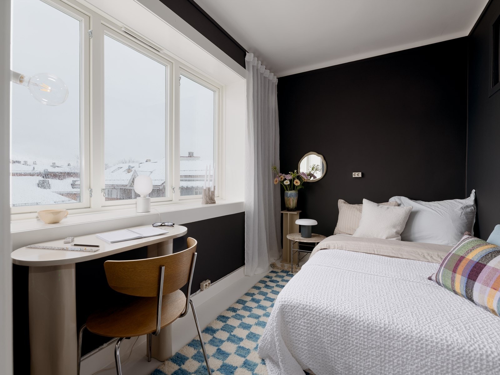 Soverommet er av god størrelse, med store vindusflater som slipper inn rikelig med naturlig lys. Galleribilde