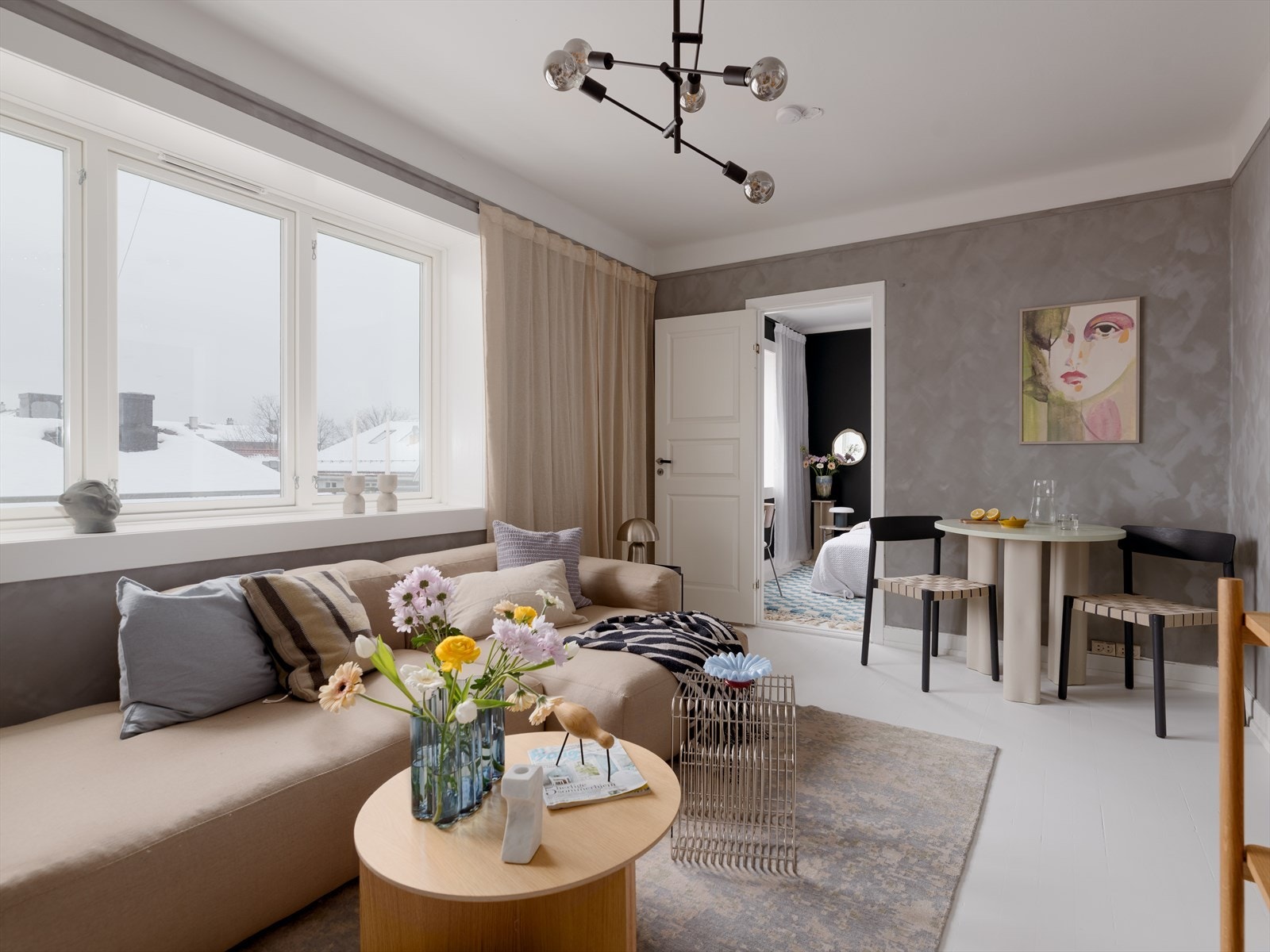 Her bor du høyt og fritt i 4. etasje med svært lite innsyn og masse lysinnslipp. Galleribilde