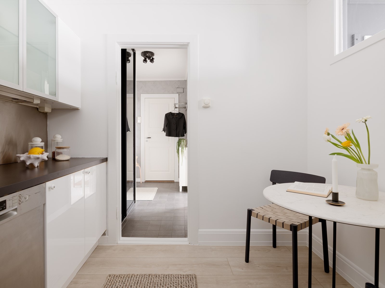 Gulvet på kjøkkenet er bestående av laminatgulv lagt i 2023. Galleribilde