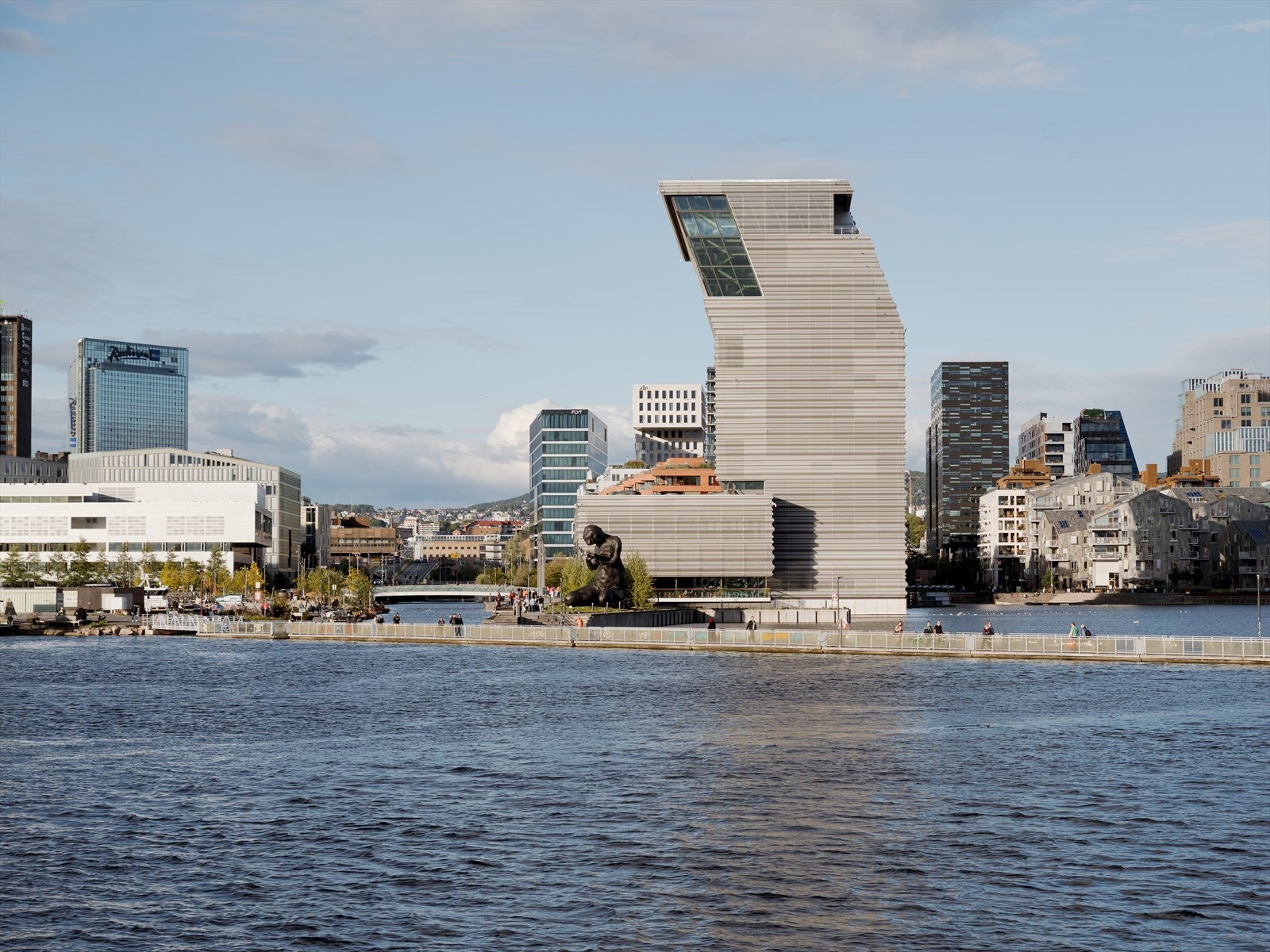 Bjørvika og Munch brygge har blitt et eldorado for spisesteder, barer, kultur og badeliv. Galleribilde