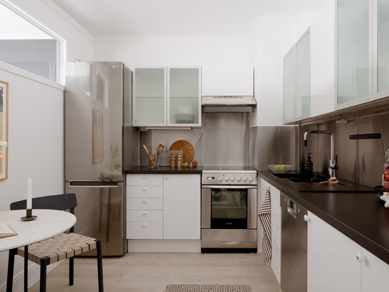 Romslig og seperat kjøkken fra IKEA med laminat benkeplate. Galleribilde