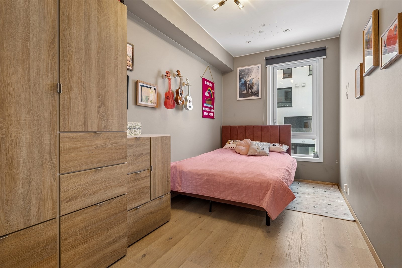 Det andre soverommet har god plass til seng, tilhørende møblement og oppbevaring. Ypperlig som barnerom, gjesterom eller hjemmekontor. Galleribilde