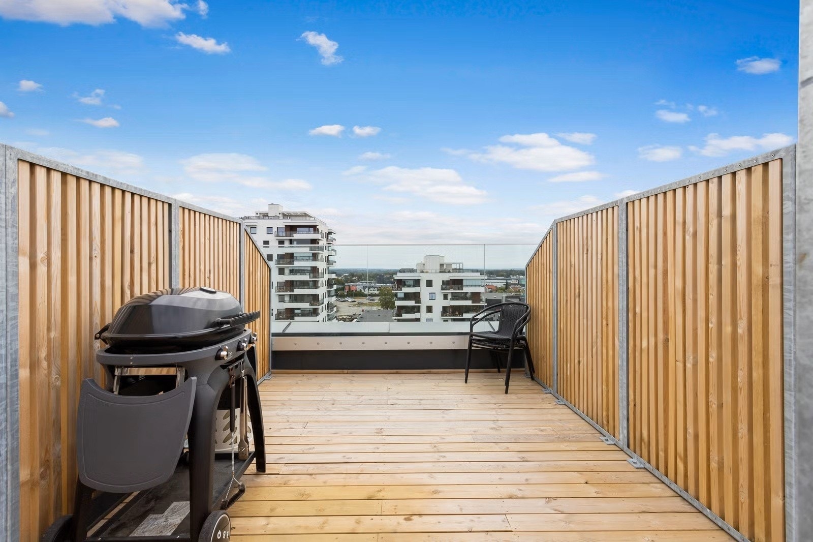 Leiligheten har egen parsell på takterrassen som medfølger leiligheten. Uteplassen er på 11 kvm og har god plass til utemøblement. Galleribilde