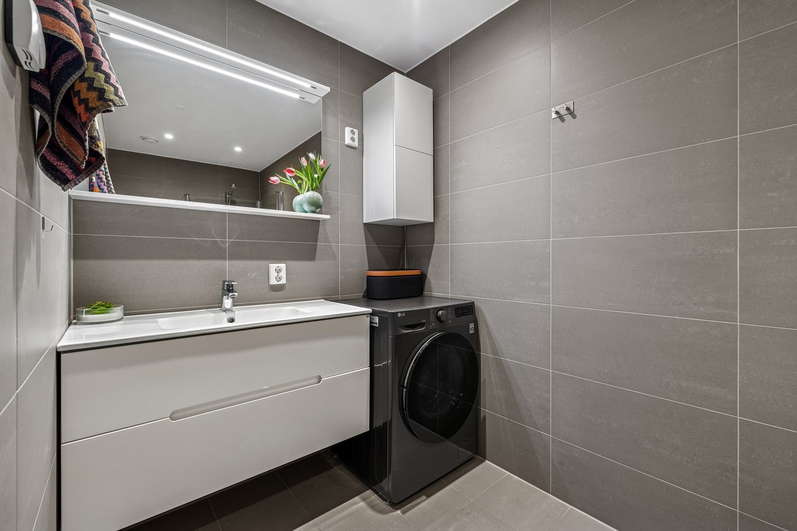 Pent flislagt baderom med vannbåren gulvvarme. Galleribilde