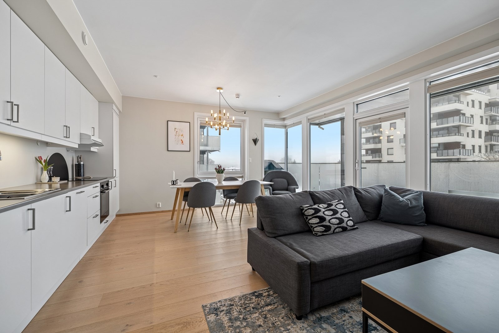 Her er flere store vindusflater som slipper inn mye naturlig lys og skaper en god atmosfære i rommet. Galleribilde