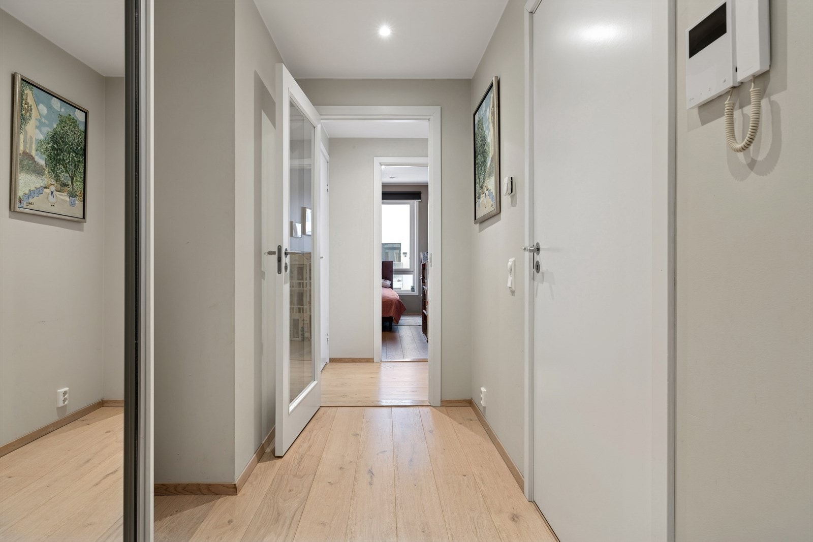 Alle rom i leiligheten har behagelig vannbårne varme. Galleribilde