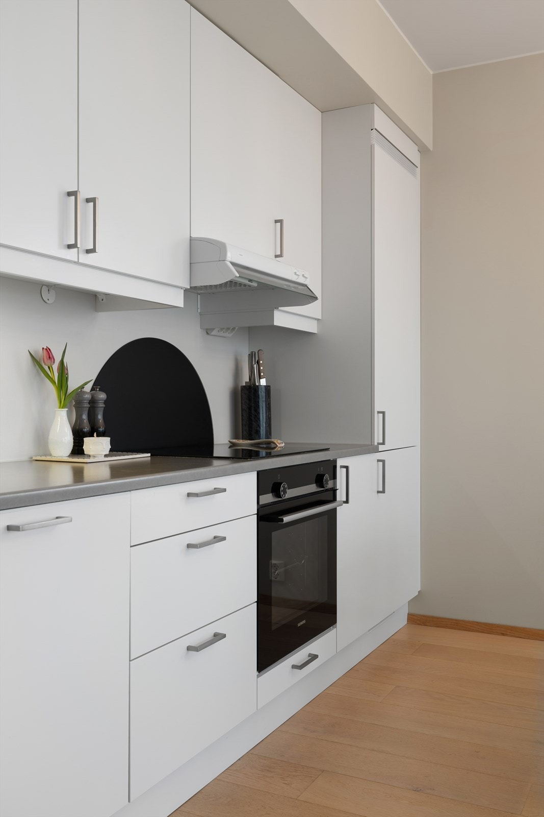 Komfyrvakt, samt aquastop/lekkasjevarsler med sensorer og magnetventil er installert. Galleribilde