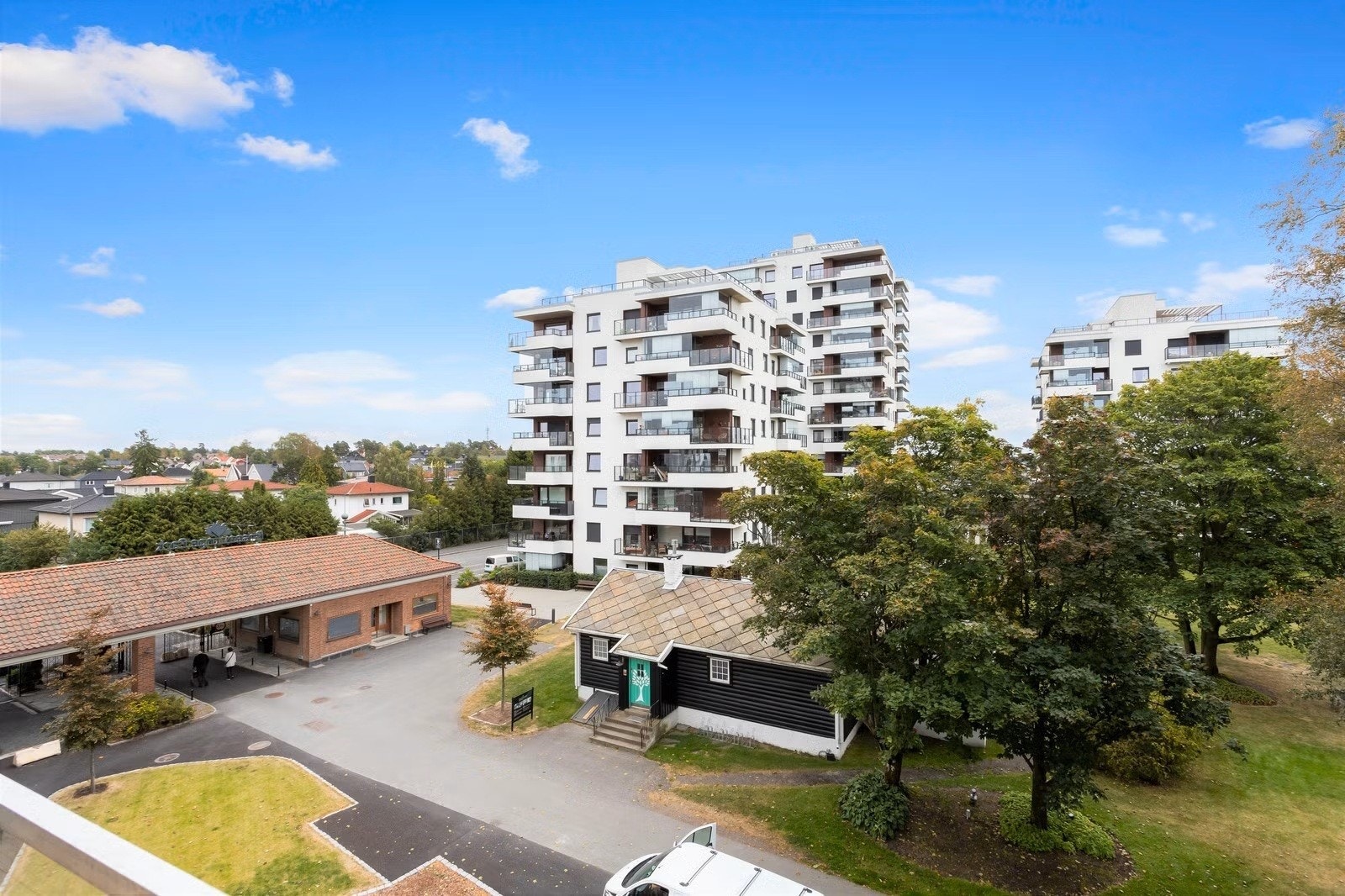 Her er det tilbud om både felles takterrasse, samt mulighet for å leie av peisestue og gjestebolig, dersom man skulle ha behov for mer plass når man får besøk. Galleribilde