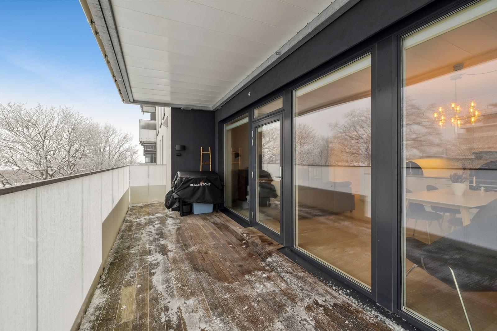 Balkongen fungerer som en forlengelse av stuen på varme sommerdager. Galleribilde