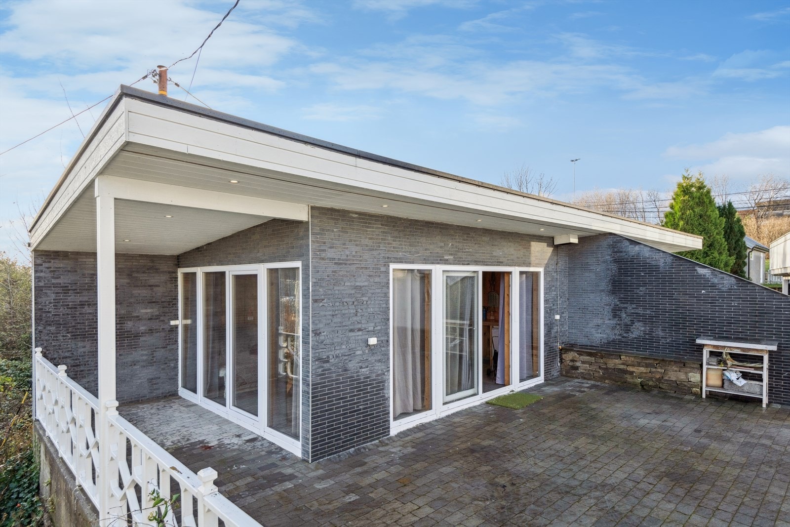 Utestue og uteplass med belegninstein. Galleribilde