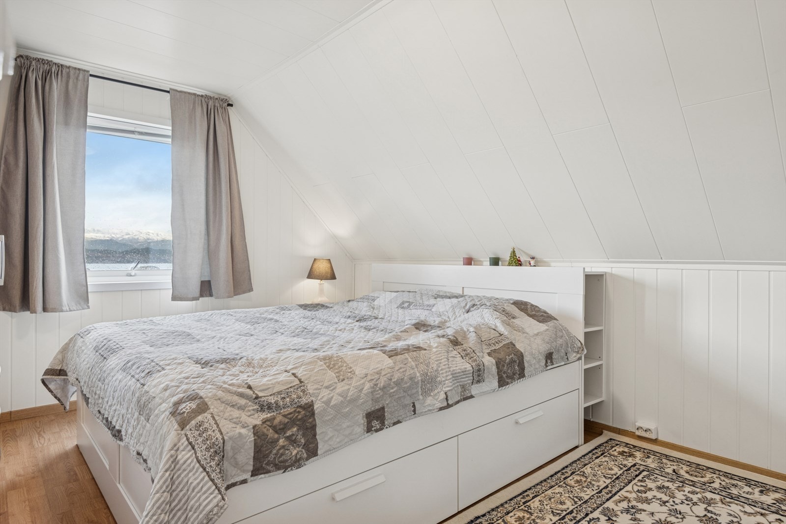 Hovedsoverom i loftesetasjen med plass til dobbeltseng og tilhørende møbler. Galleribilde