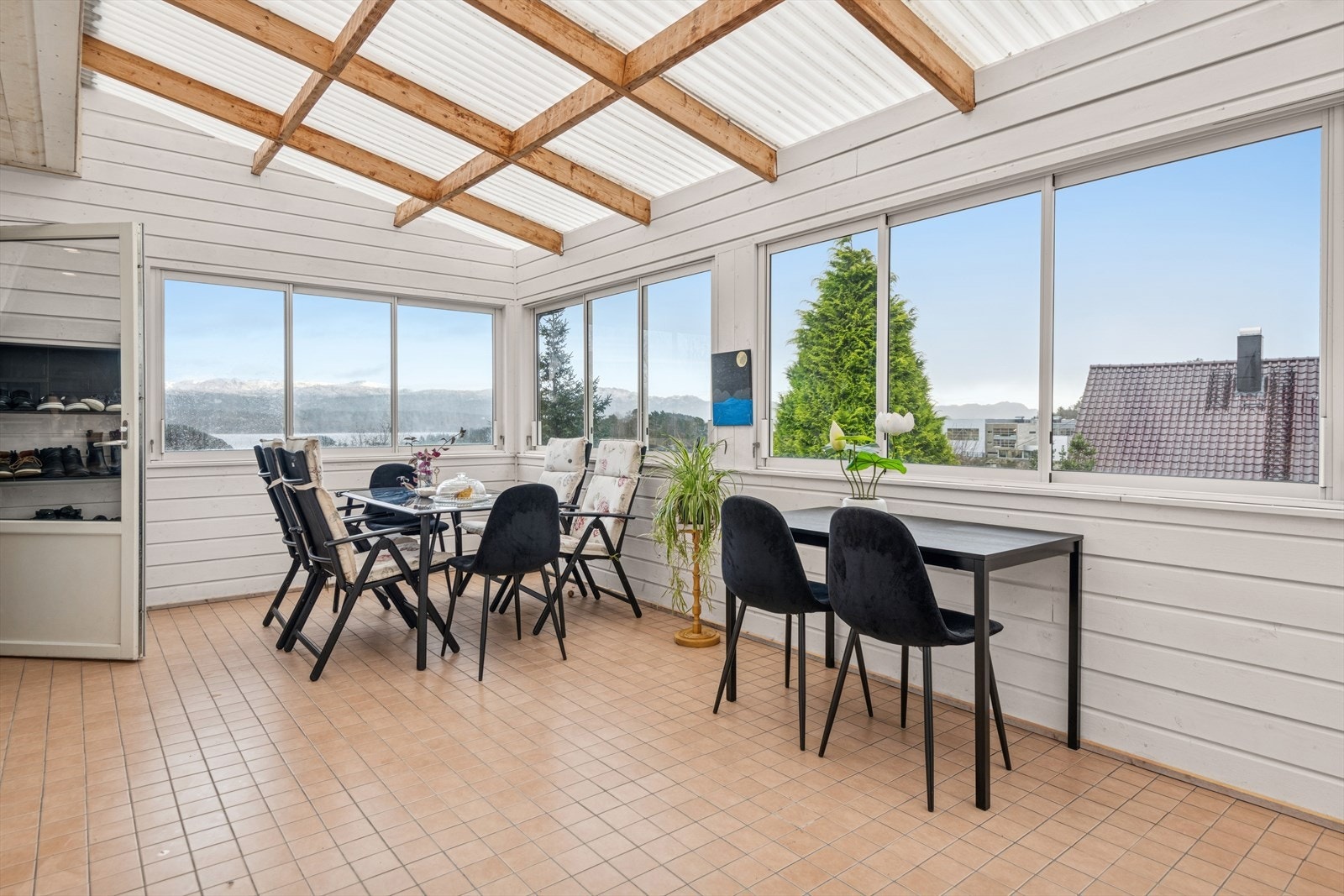 Vinterhage med god plass til hagemøbler. Galleribilde