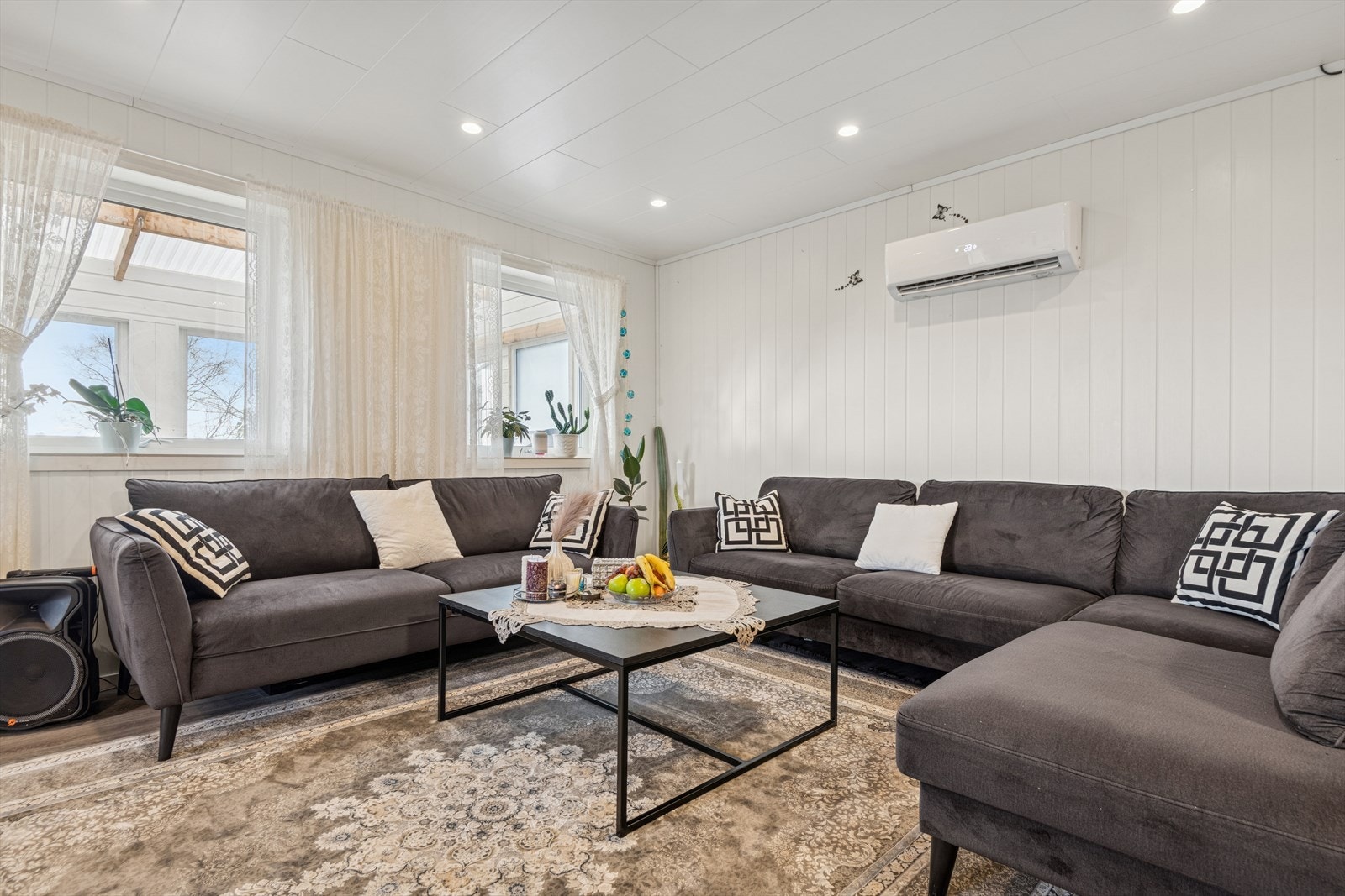 Romslig stue med god plass til stor sofagruppe. Galleribilde