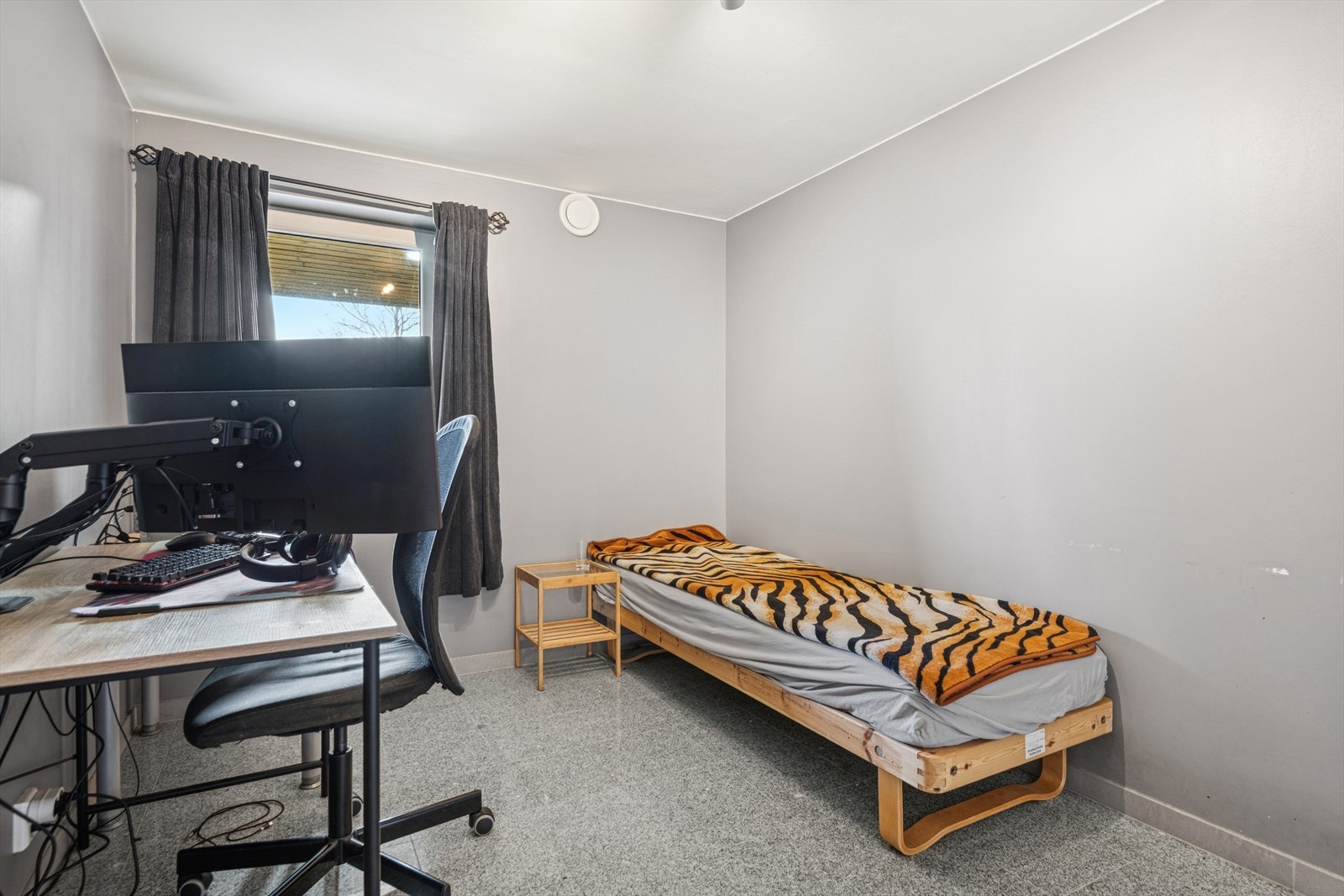 Soverom i underetasjen med slette malte vegger. Galleribilde