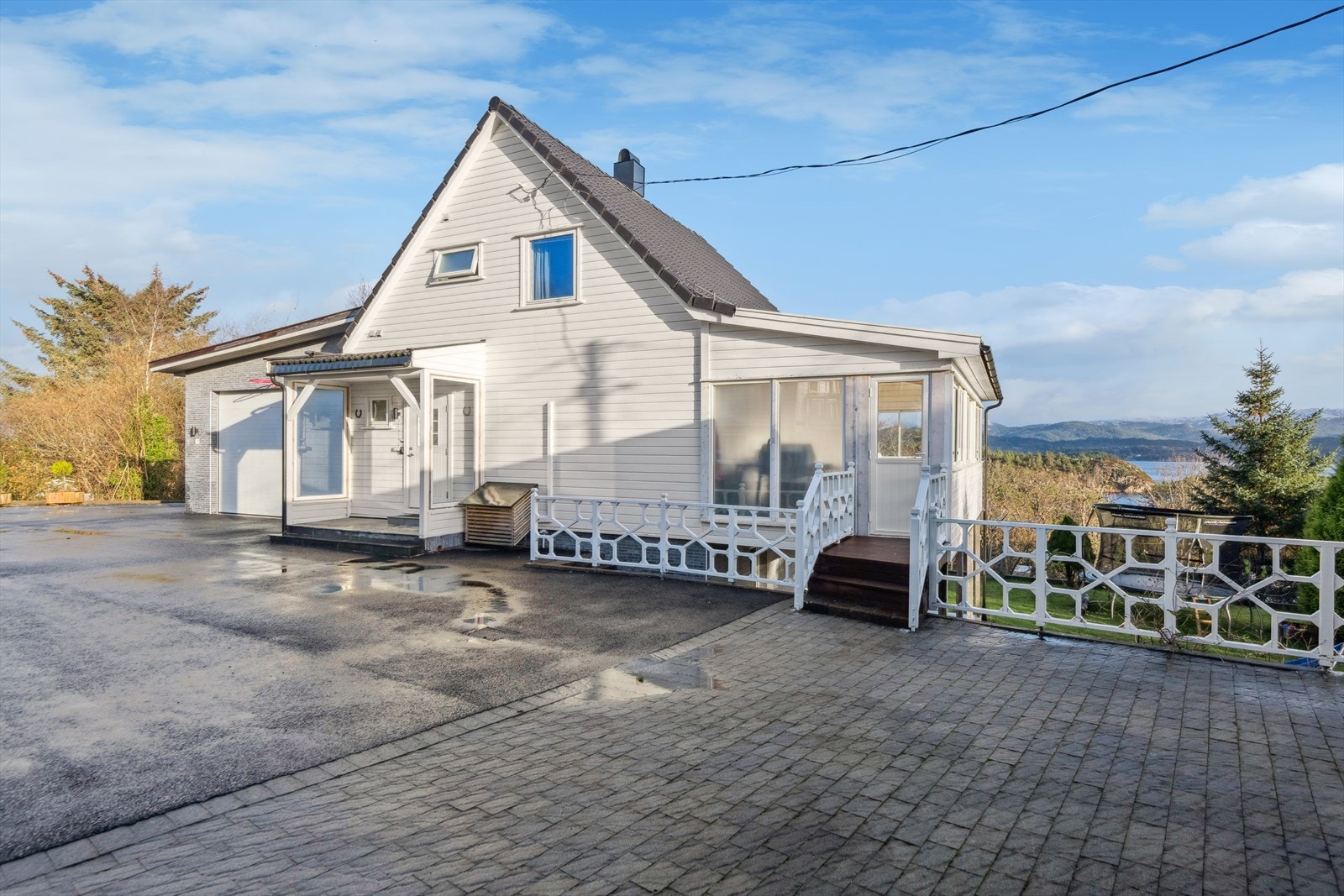 Innglasset hagestue gir ekstra uterom og flott utsikt over nærliggende landskap. Galleribilde