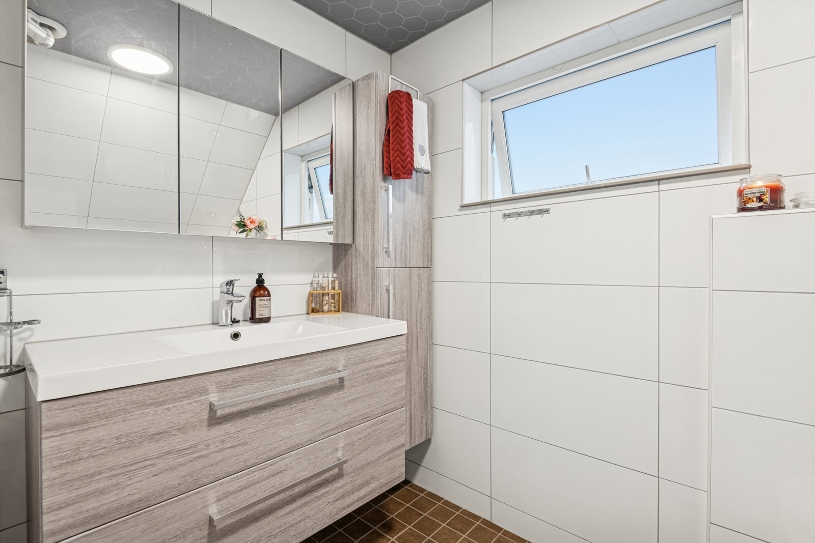 Baderom med flislagte vegger og gulv og varmekabler. Galleribilde