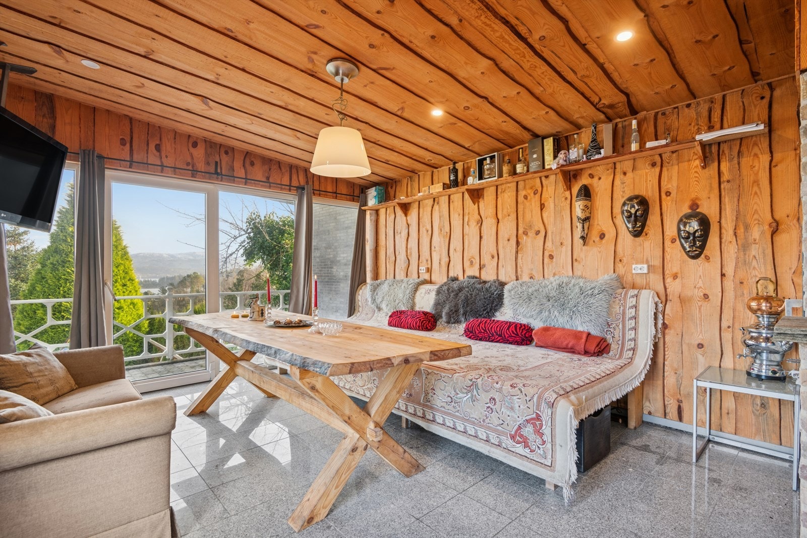 Utestue med flisebelagt gulv og villmarkspanel på vegger. Galleribilde